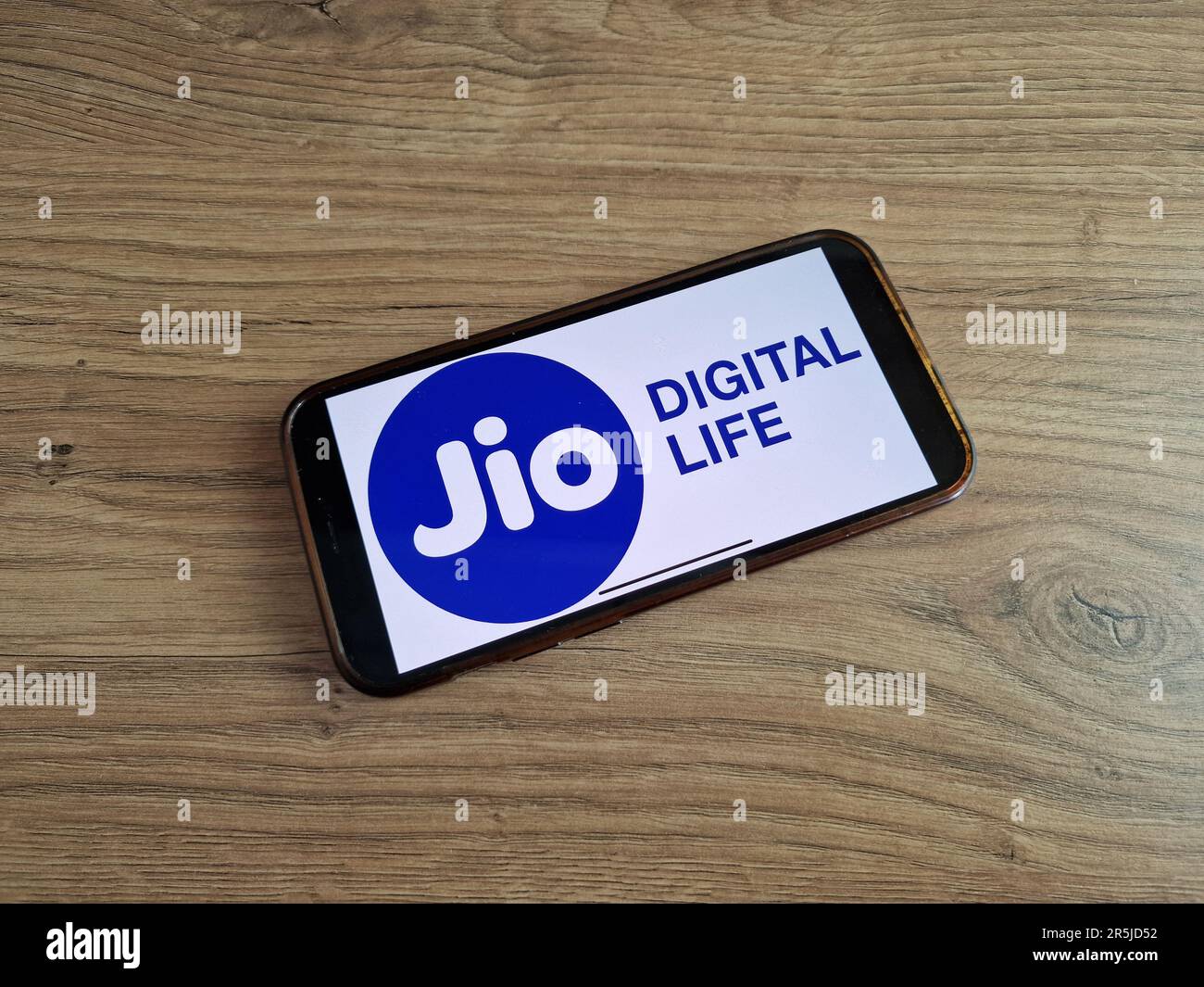 Konskie, Polen - 28. Mai 2023: Jio-Logo des indischen Telekommunikationsunternehmens auf dem Bildschirm des Mobiltelefons Stockfoto