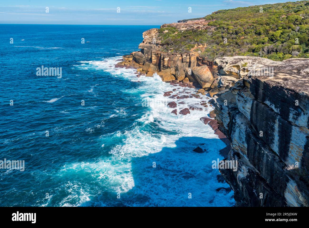 Surfen und steigende Sandsteinklippen auf dem Coast Track, südlich von Bundeena bei Sydney, Australien Stockfoto