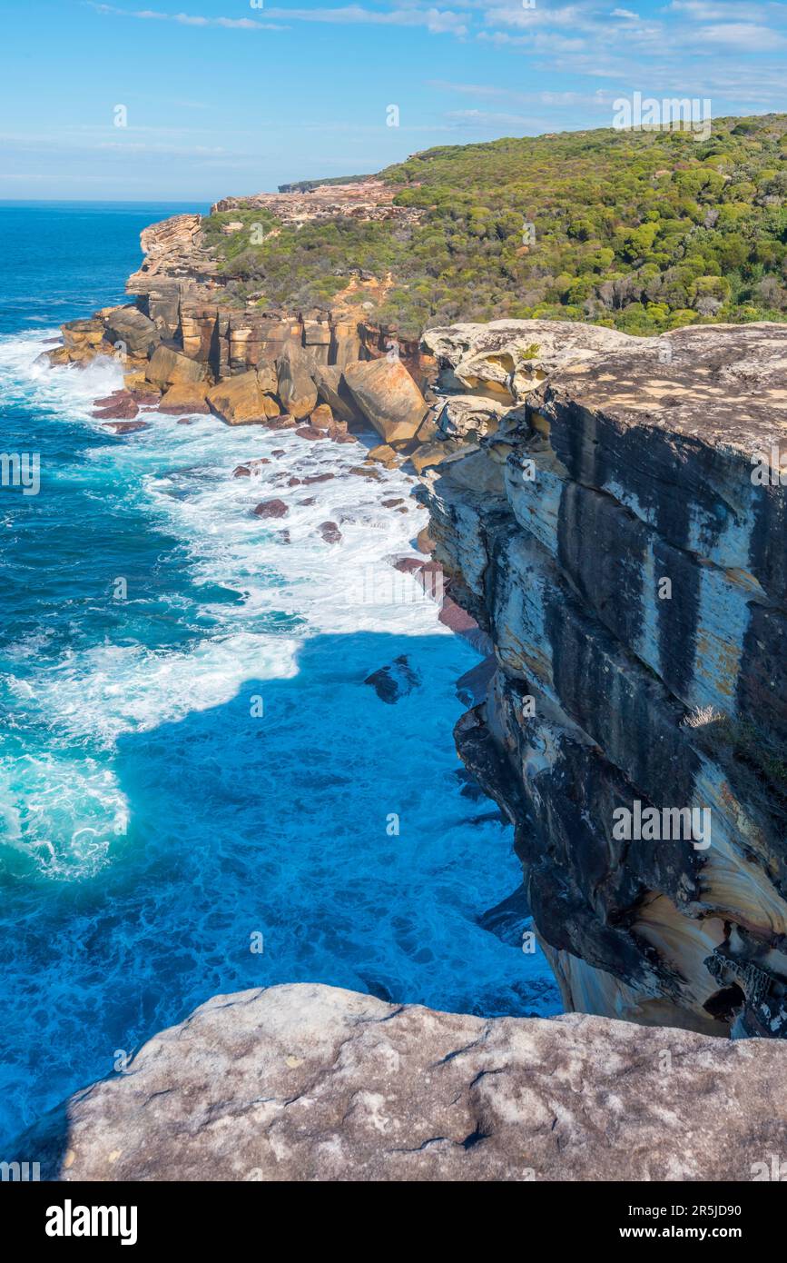 Surfen und steigende Sandsteinklippen auf dem Coast Track, südlich von Bundeena bei Sydney, Australien Stockfoto