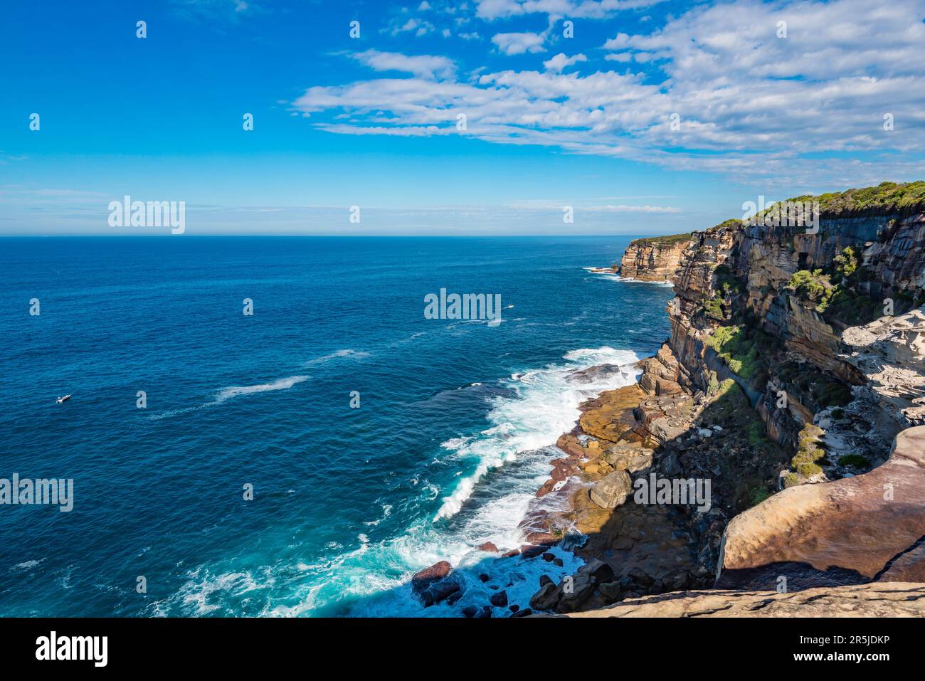 Surfen und steigende Sandsteinklippen auf dem Coast Track, südlich von Bundeena bei Sydney, Australien Stockfoto