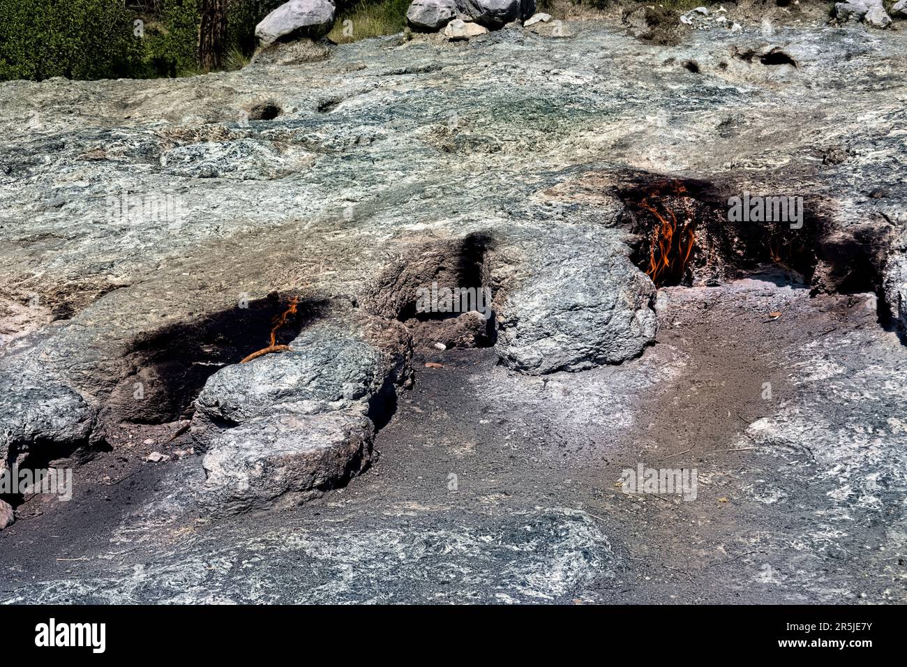 Yanartaş, die ewige brennende Flamme, in der Nähe der Olympos-Ruinen entlang der Lykischen Straße, Cirali, Türkei Stockfoto