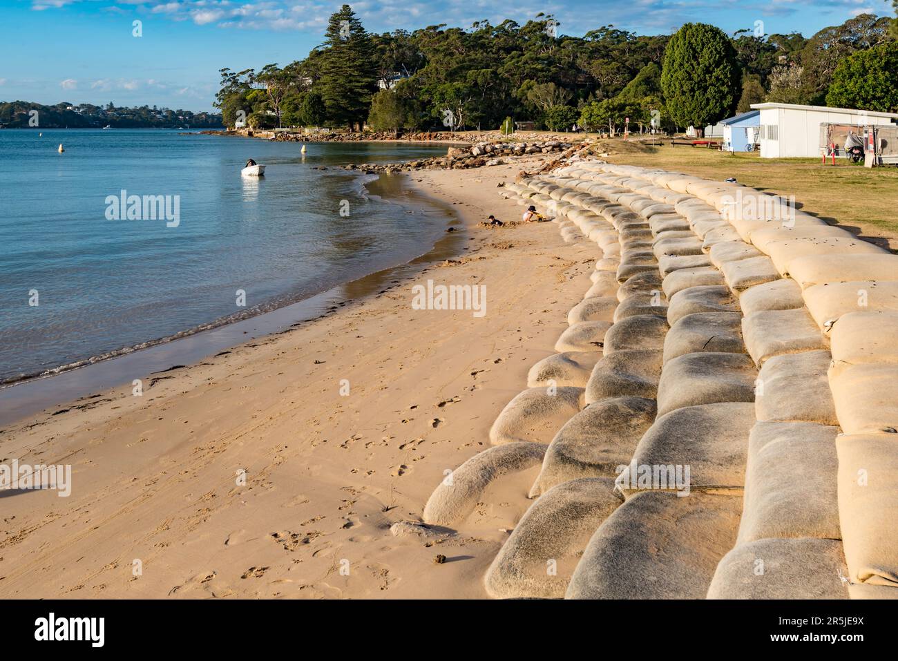 Große Sandsäcke entlang der Küste zum Schutz vor Sturmschäden und Erosion an der Simpsons Bay in Port Hacking südlich von Sydney, Australien Stockfoto