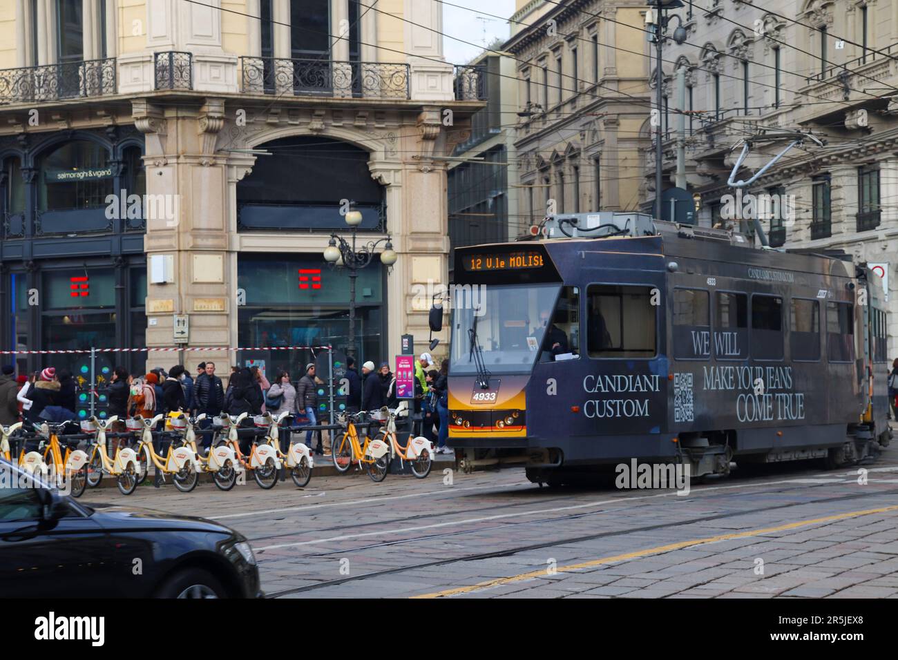 Öffentliche Straßenbahn als einer der öffentlichen Verkehrsmittel Italiens für Menschen, die mit billigeren Fahrpreisen unterwegs sind Stockfoto