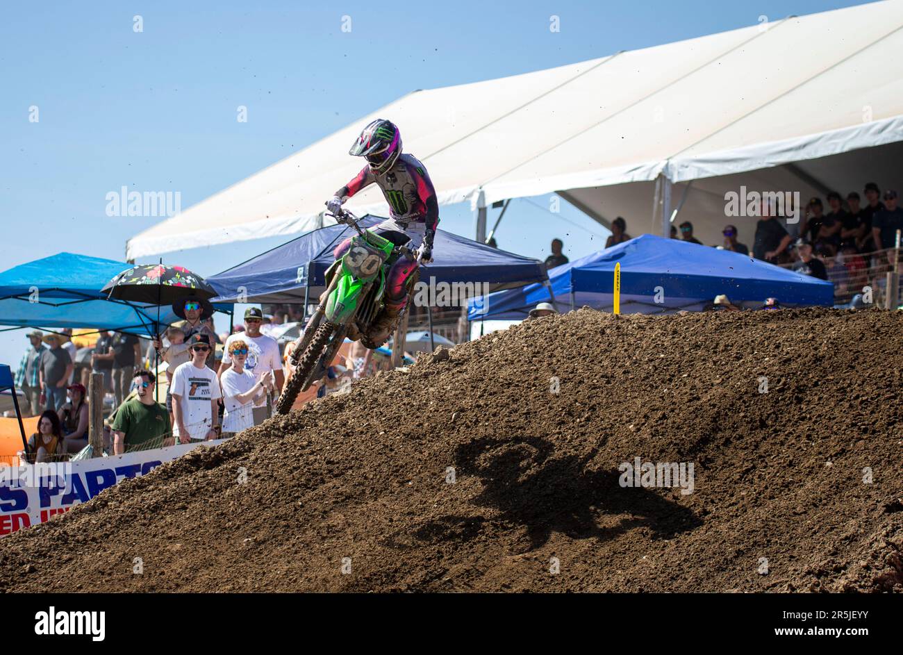 Sacramento, Kalifornien, USA. Juni 03 2023 Sacramento, CA USA Jo Shimoda (30)kommt aus Runde 22 während der AMA Pro Motocross Racing Hangtown Classic 250 Championship in Hangtown Sacramento, CA Thurman James/CSM Credit: CAL Sport Media/Alamy Live News Stockfoto