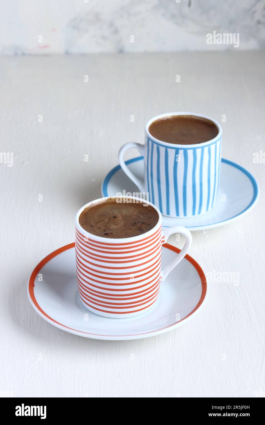 Türkischer Kaffee auf weißem Hintergrund Stockfoto