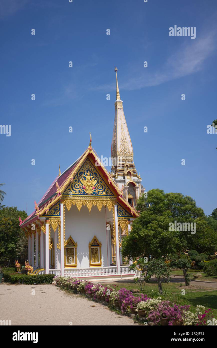Wat Chaitharam (Wat Chalong) Tempel mit bunten Blumen im Garten Stockfoto