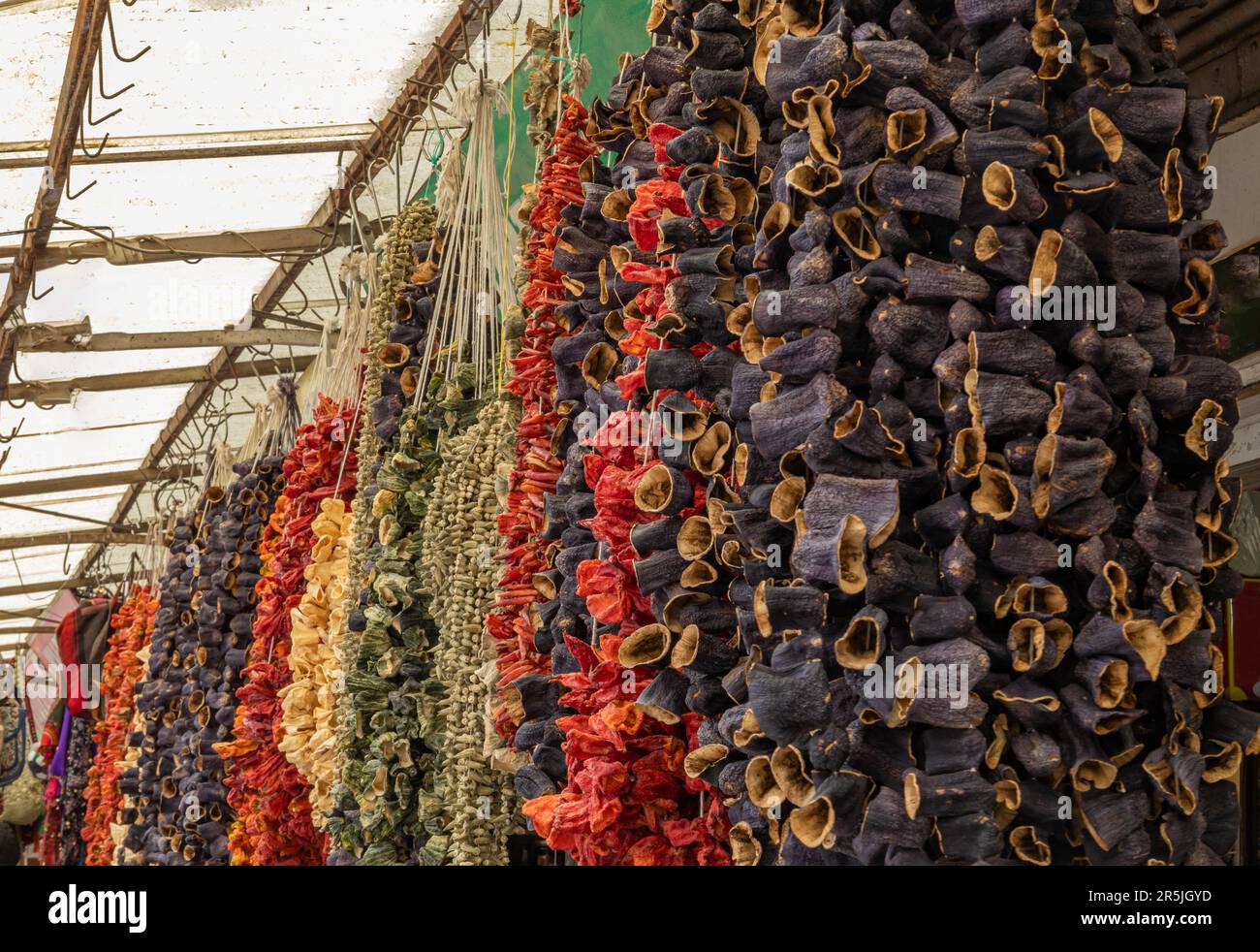 Getrocknete Paprika und Auberginen in einem berühmten lokalen Basar in Gaziantep, Türkei Stockfoto