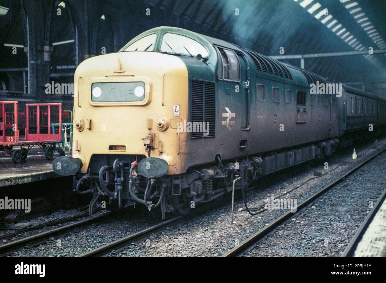 1970er Original british Rail Diesel Deltic 55014 der Herzog der Wellingtons Regiment Abfahrt Kings Cross Station london england uk 1975 Stockfoto