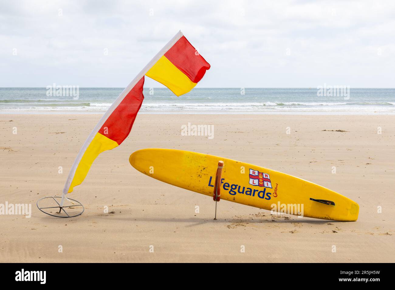 Ein Rettungssurfbrett, das von RNLI-Rettungsschwimmern in Bridlington, England, verwendet wird. Stockfoto