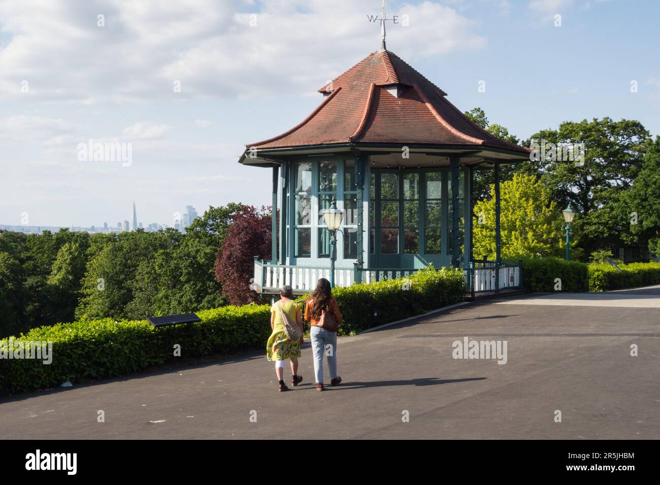 Eine Mutter und Tochter gehen neben dem Bandstand, Horniman Gardens, Forest Hill, London, SE23, England, Großbritannien Stockfoto