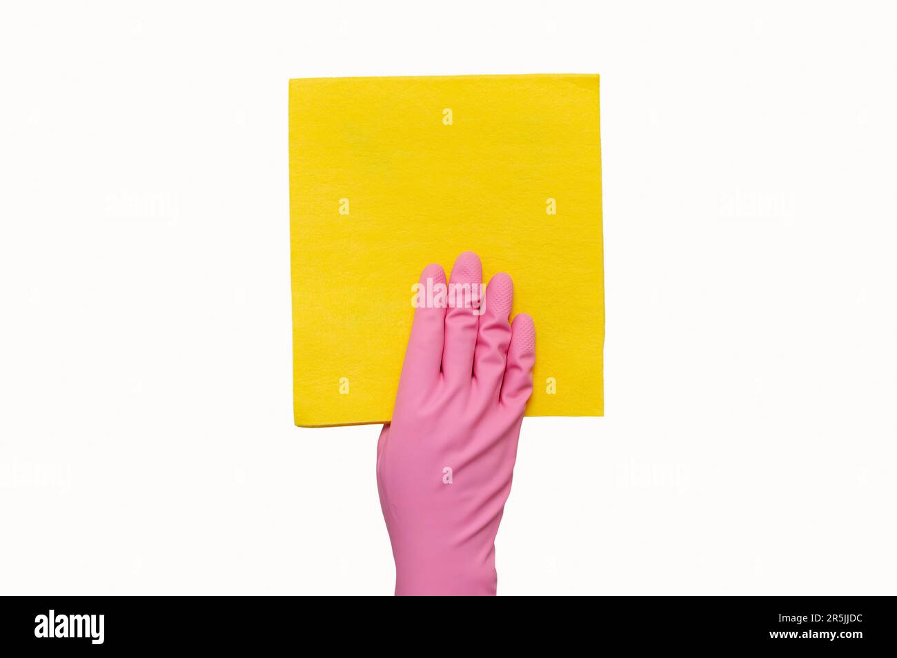 Nahtaufnahme Hand mit pinkfarbenen Handschuhen mit gelbem Staubtuch aus Mikrofaser zur Reinigung isoliert auf weißem Hintergrund mit Schnittpfad. Stockfoto