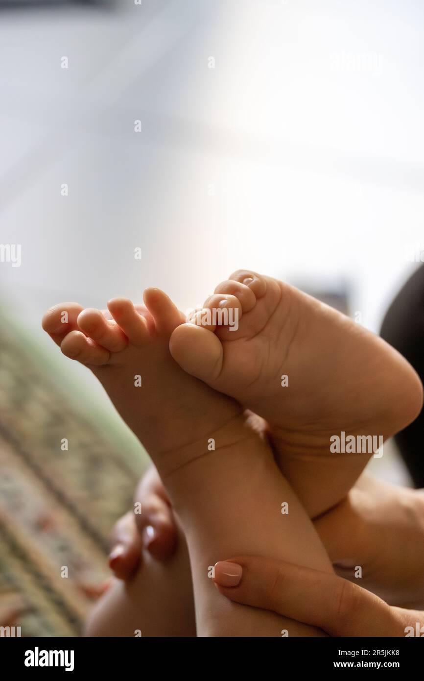 Nahaufnahme eines Babys mit eigenen Zehen Stockfoto