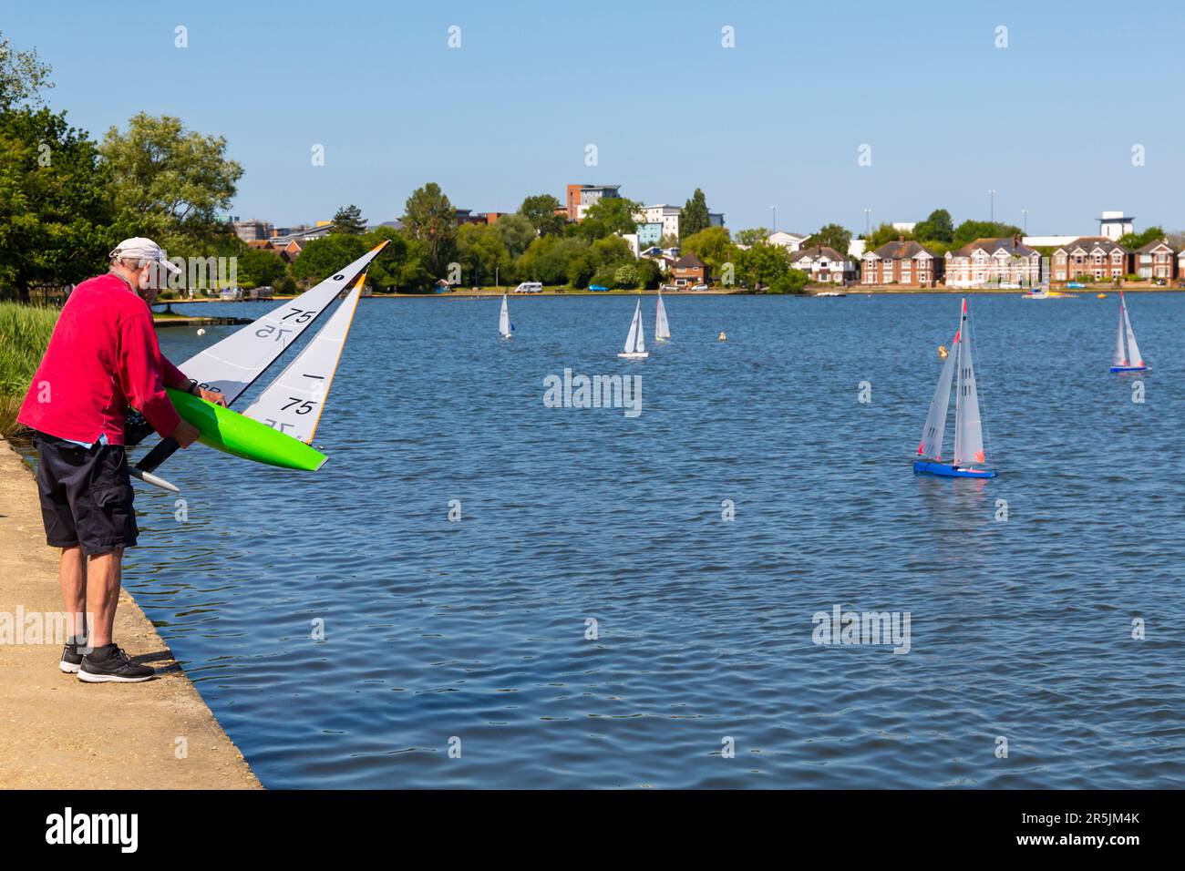 Poole, Dorset, UK. 4. Juni 2023 Wetter in Großbritannien: Fans von funkgesteuerten Booten fahren an einem schönen, warmen, sonnigen Tag in der 1-Meter-Klasse rund um den Poole Park See mit ihren Modellbooten. Kredit: Carolyn Jenkins/Alamy Live News Stockfoto