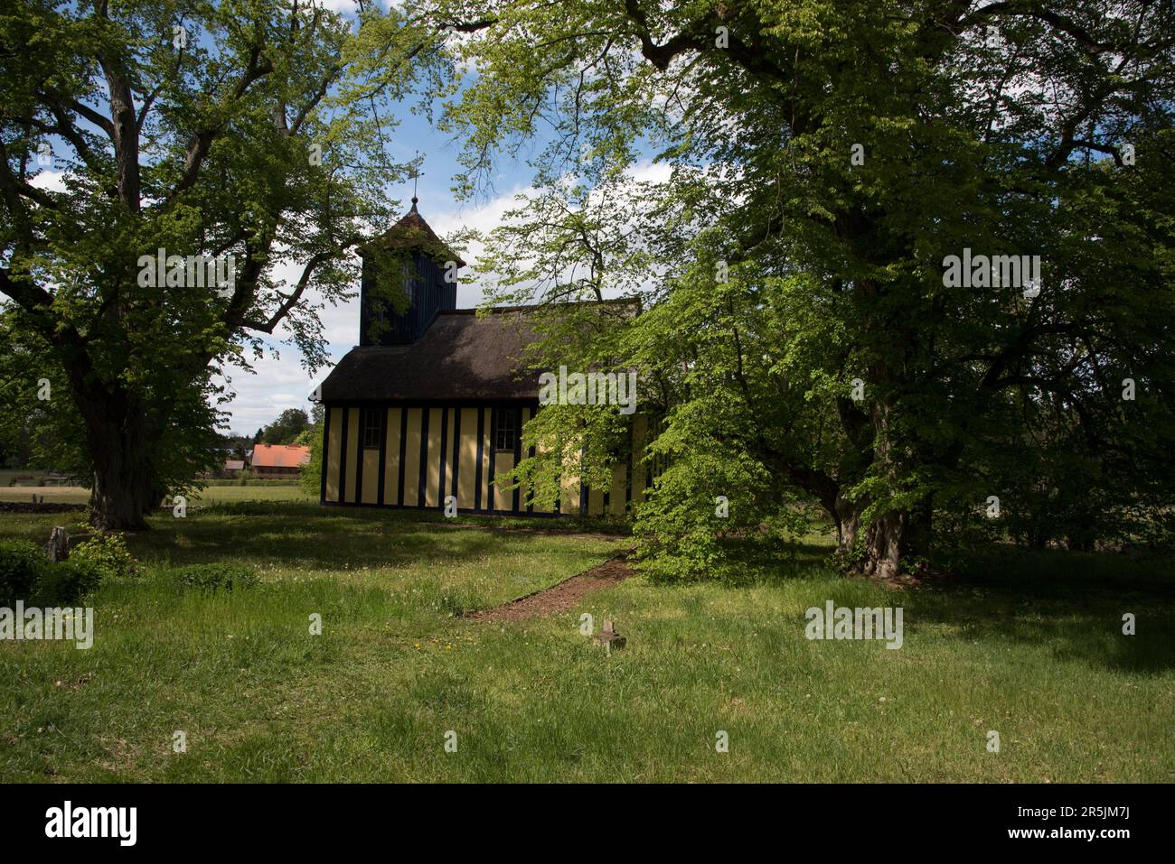 Die kleine Kirche im Grünen ist eine winzige holzgerahmte und