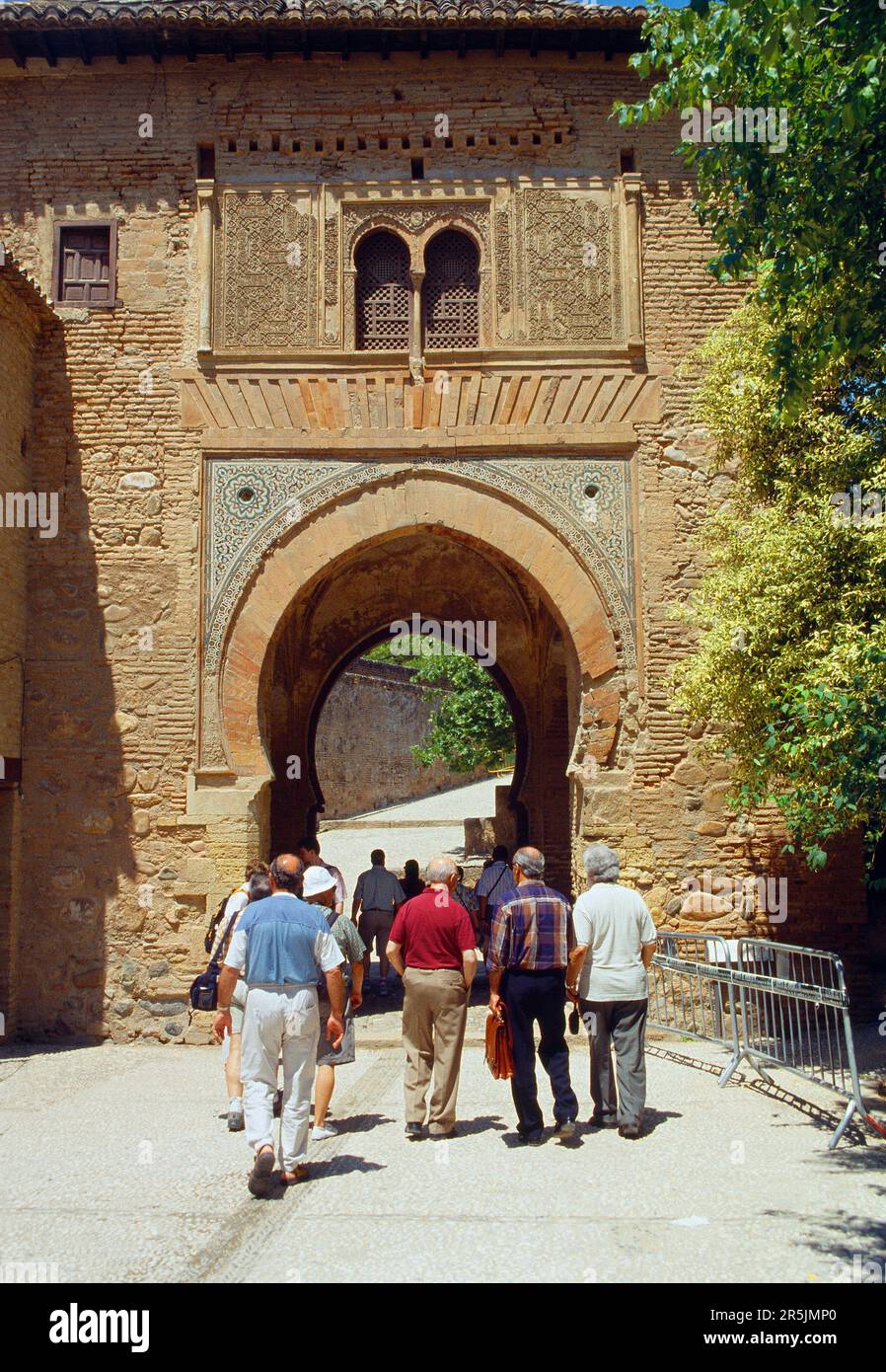 Touristen, die La Alhambra betreten. Granada, Spanien. Stockfoto