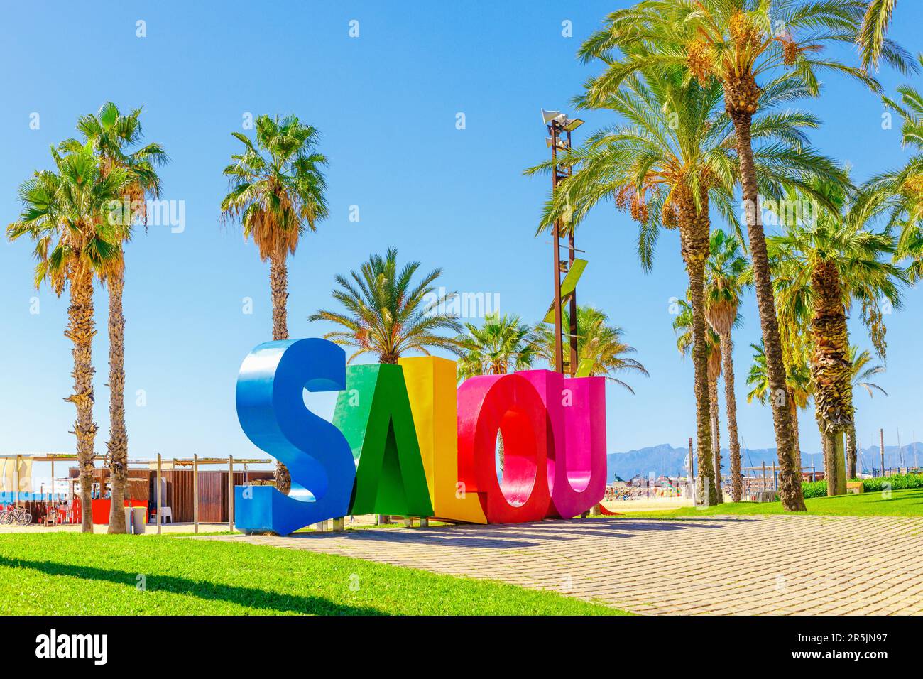 Blick auf die Promenade und den Strand mit Palmen in Salou, Spanien, Europa Stockfoto