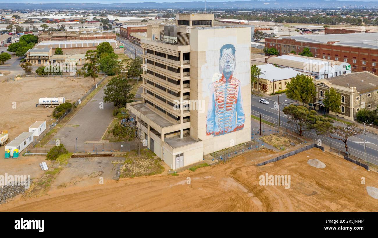 Drohnenaufnahmen von Wandgemälden des Port Adelaide Building Stockfoto