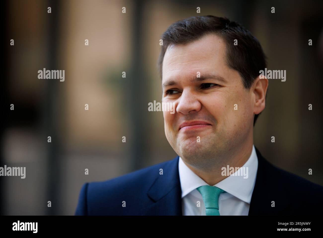 Robert Jenrick, Minister für Einwanderung, im BBC Broadcasting House als Sonntagsgast mit Laura Kuenssberg. Stockfoto