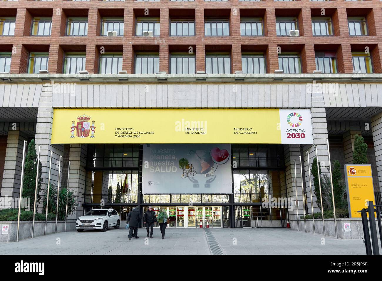 Madrid, Spanien - 04. Juni 2023: Haupteingang zum Gebäude des spanischen Ministeriums. Stockfoto