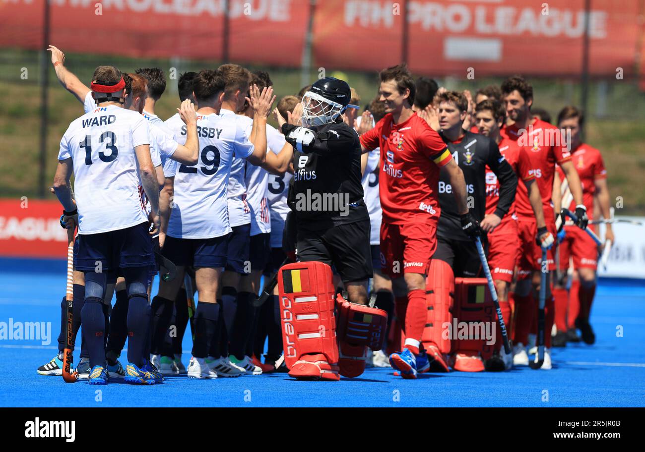 Großbritannien (links) und Belgien geben sich vor dem FIH Hockey Pro League-Spiel im Lee Valley, London die Hand. Foto: Sonntag, 4. Juni 2023. Stockfoto