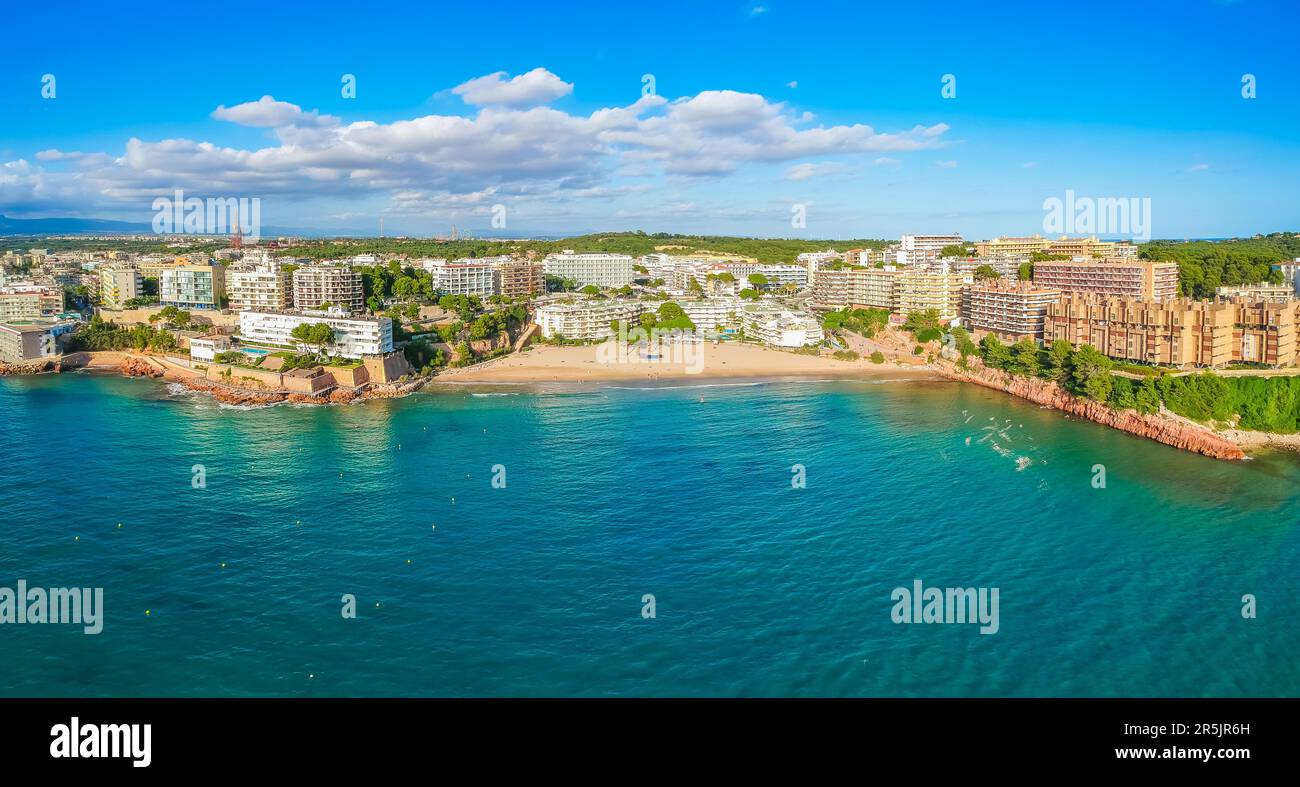 Strand und Stadtbild Salou, Spanien, Europa. Touristenstadt an der Costa Dorada Stockfoto