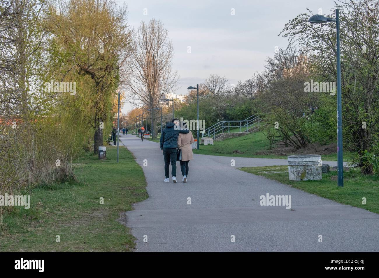 wien, österreich. 5. April 2023 Naturpromenade Fußgänger bei einem gemütlichen Spaziergang im Park Stockfoto