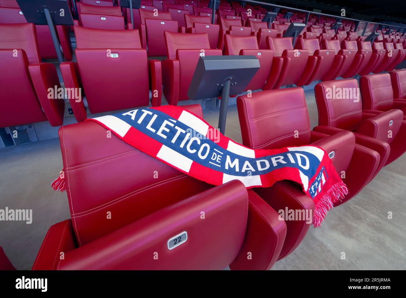 Schal auf den leeren Tribunen in der Civitas Metropolitano Arena - dem offiziellen Spielplatz des FC Atletico in Madrid Stockfoto