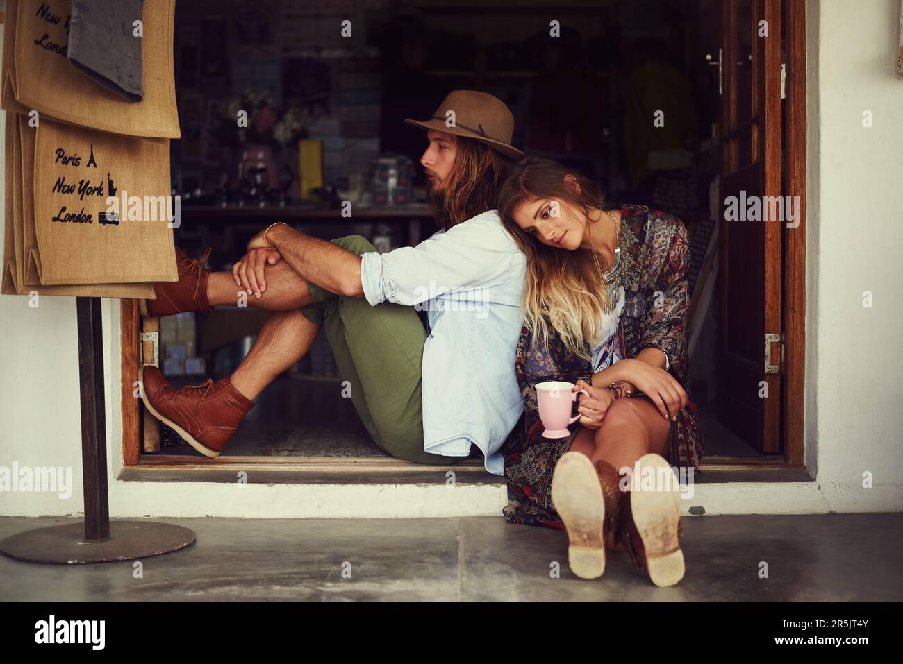 Wohin du auch gehst, geh mit ganzem Herzen. Ein liebevolles junges Paar