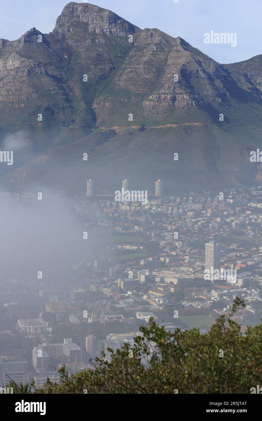 Veritcal Composition von Devils Peak und Disa Park, fotografiert im Mai 2023 in Kapstadt Südafrika. Stockfoto