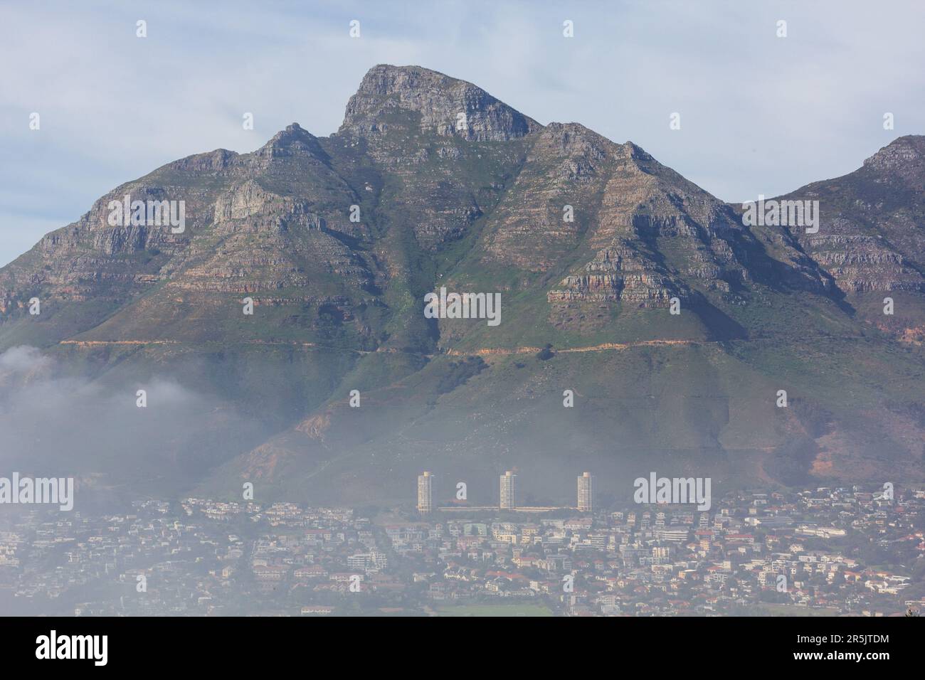 Devils Peak und Disa Park fotografiert im Mai in Kapstadt Südafrika. Stockfoto