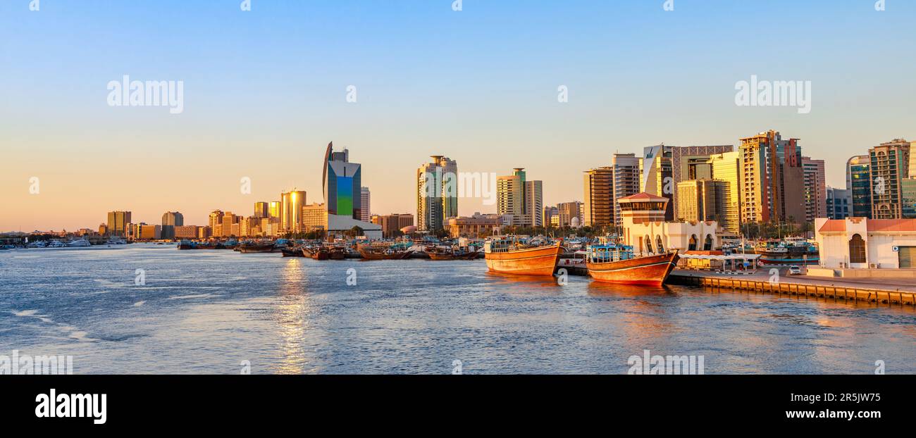 Dubai Creek Bay mit Wolkenkratzern, traditionellen Booten und Piers in den VAE Stockfoto