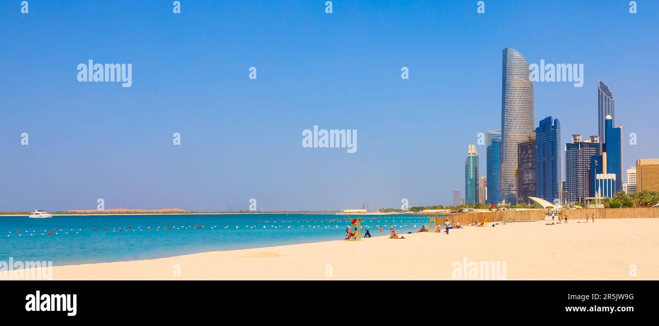 Blick auf Abu Dhabi mit Meer, Strand und Wolkenkratzern. Reisen in den VAE Stockfoto