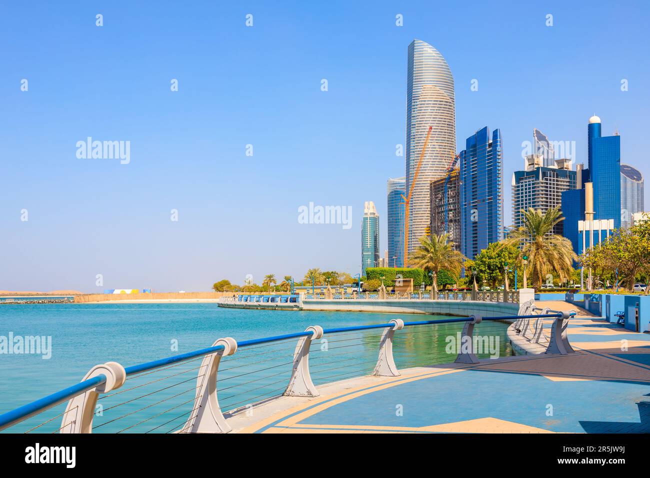 Blick auf Abu Dhabi mit Meer, Strand und Wolkenkratzern. Reisen in den VAE Stockfoto