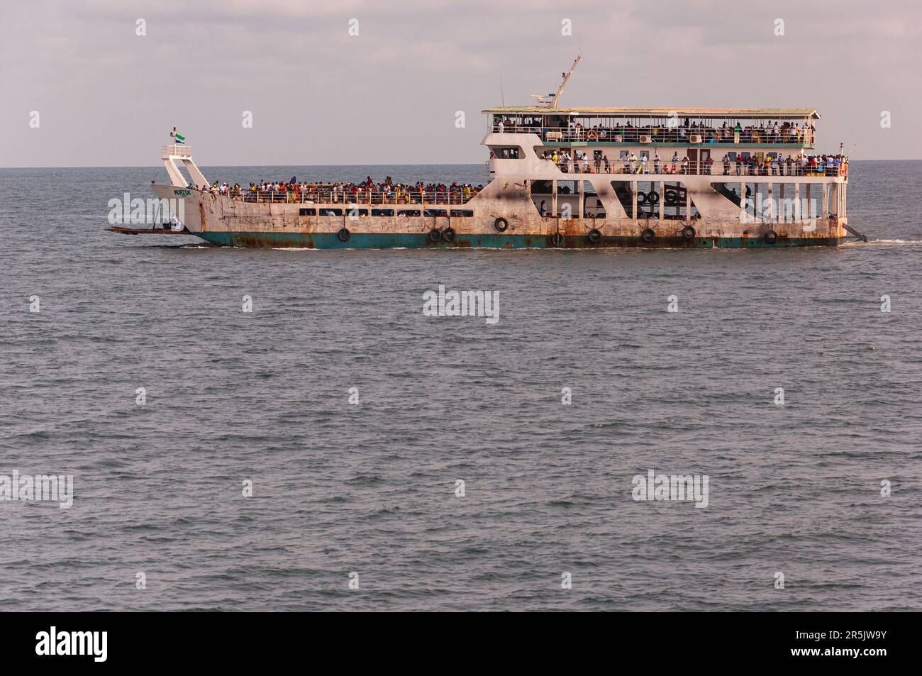 Ein Foto eines lokalen Fährschiffs auf dem Weg nach Freetown, Sierra Leone River 2011. Stockfoto
