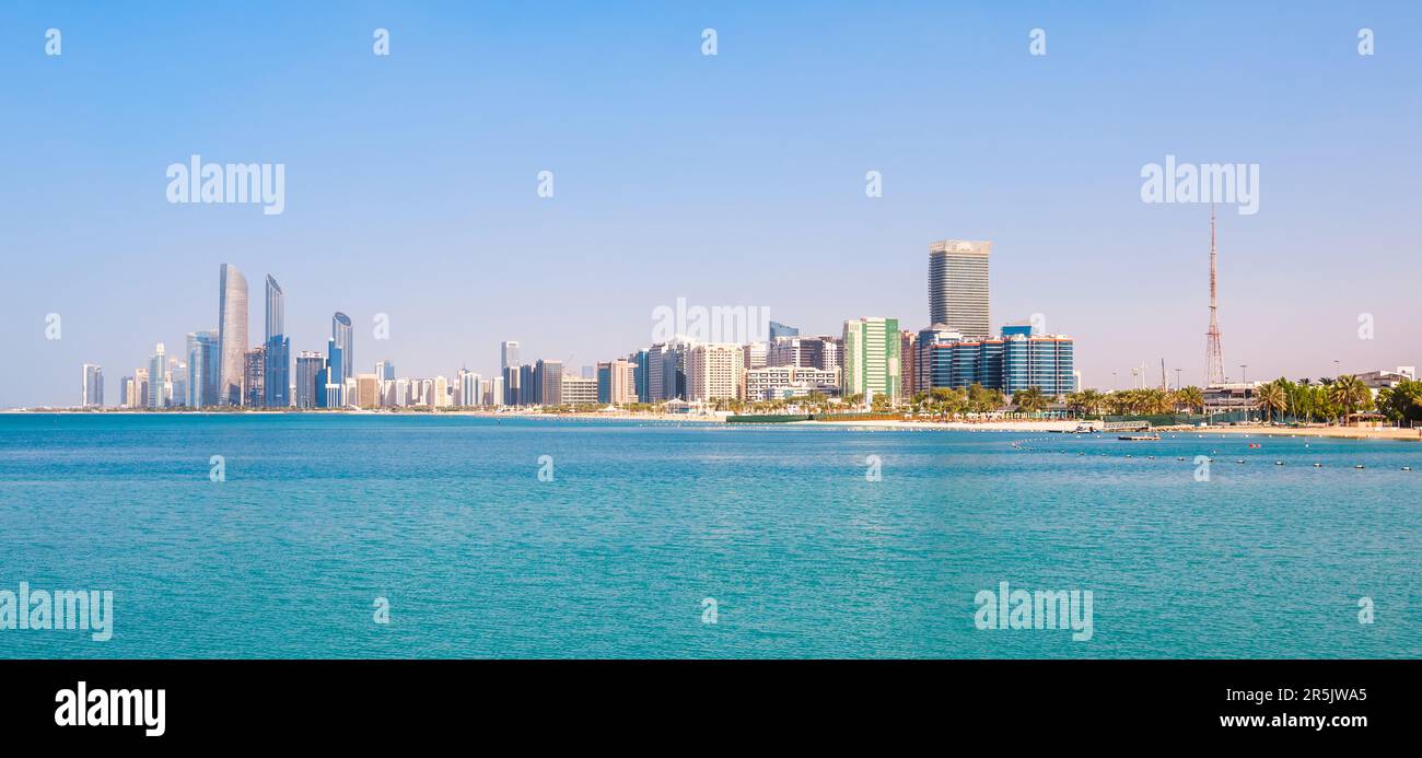 Blick auf Abu Dhabi mit Meer, Strand und Wolkenkratzern. Reisen in den VAE Stockfoto