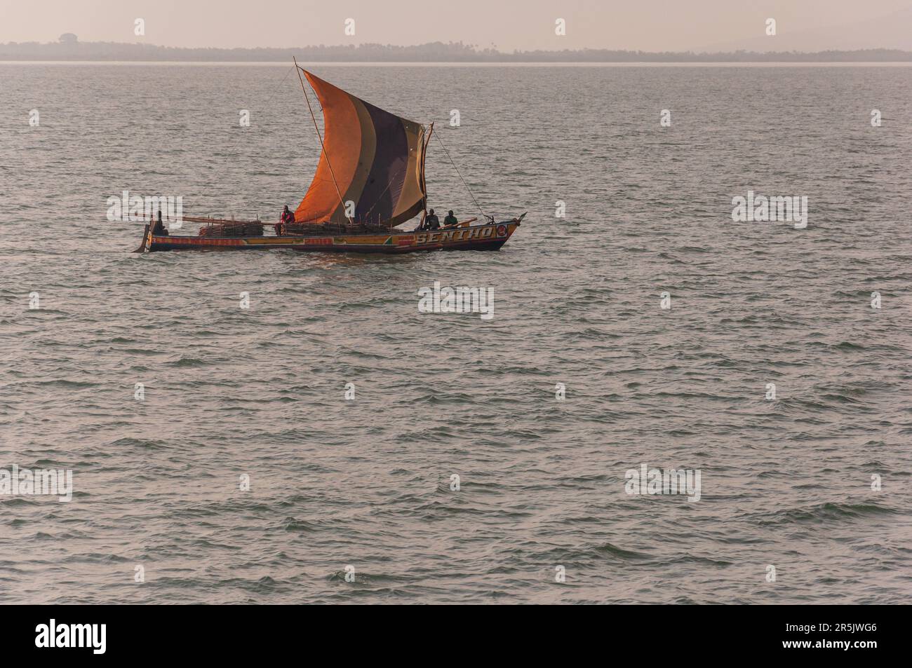 Ein traditionelles Segelboot aus Sierra Leone fährt vorbei in Richtung der Hauptstadt Freetown. Stockfoto