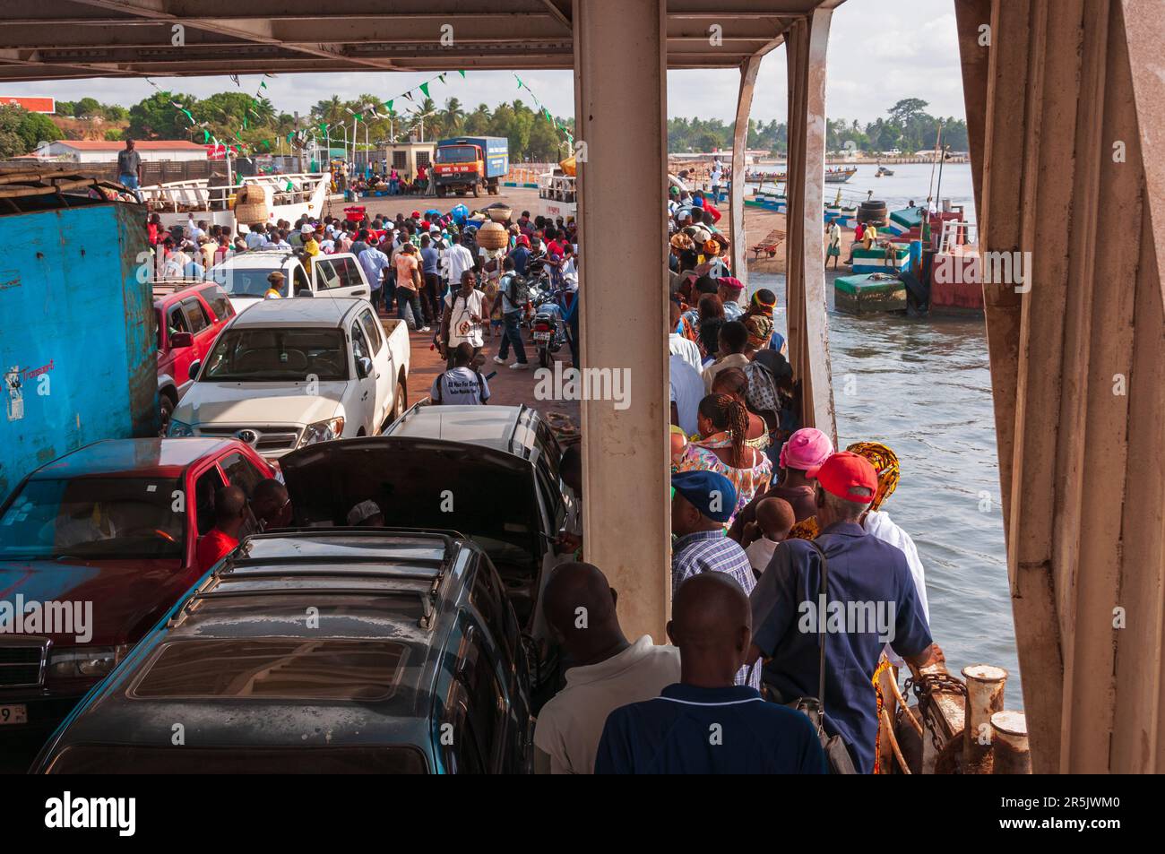 Lungi-Town, Sierra Leone, 30. 2011. April: Die Passagiere begannen am Lungi Pier mit der Fähre MV Freetown von Bord zu gehen. Stockfoto