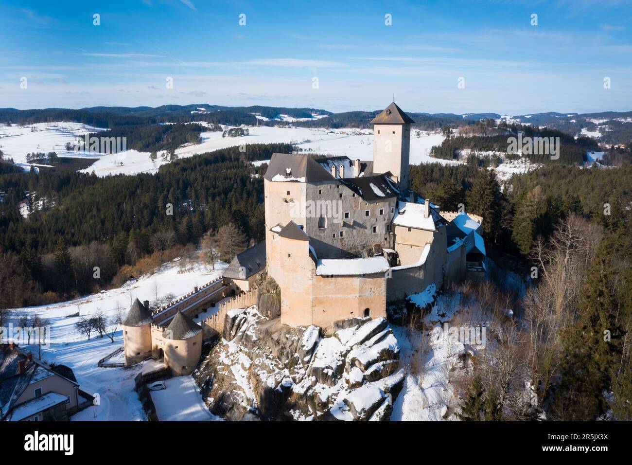 Luftbild im Winter auf der Burg Rappottenstein im niederösterreichischen Waldviertel. Stockfoto