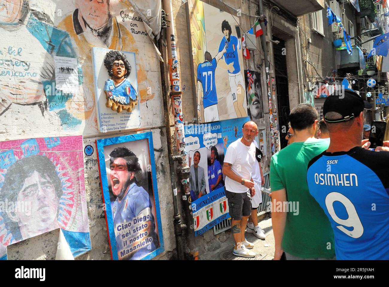 Neapel 4. Juni 2023. Feiern Sie den Scudetto des NapoliSoccer Clubs. Der Napoli Fußballclub ist Champion Italiens. Die Stadtfeiern. Tausende von Neapolitanern und Touristen feiern auf den Straßen. Kredit: Ferdinando Piezzi/Alamy Live News Stockfoto