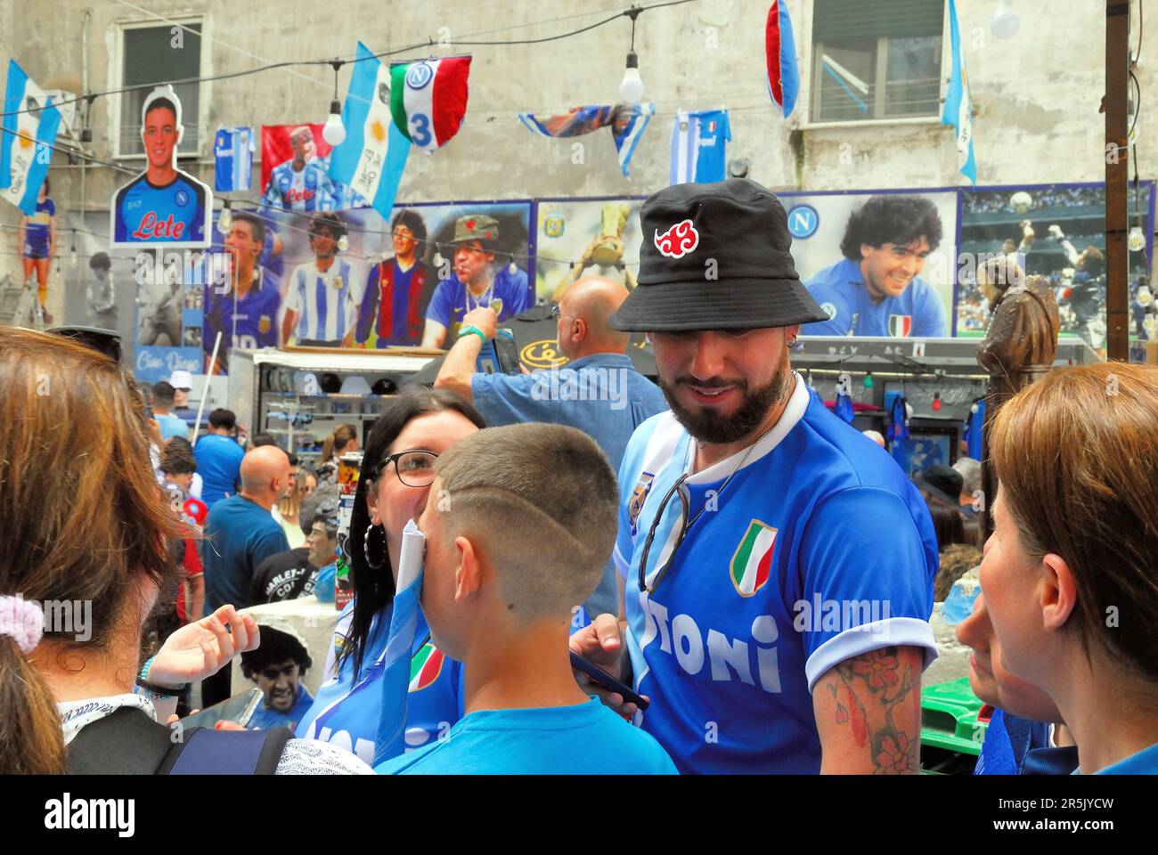 Neapel 4. Juni 2023. Feiern Sie den Scudetto des NapoliSoccer Clubs. Der Napoli Fußballclub ist Champion Italiens. Die Stadtfeiern. Tausende von Neapolitanern und Touristen feiern auf den Straßen. Kredit: Ferdinando Piezzi/Alamy Live News Stockfoto