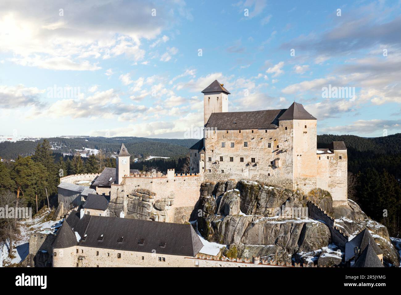 Luftbild im Winter auf der Burg Rappottenstein im niederösterreichischen Waldviertel. Stockfoto