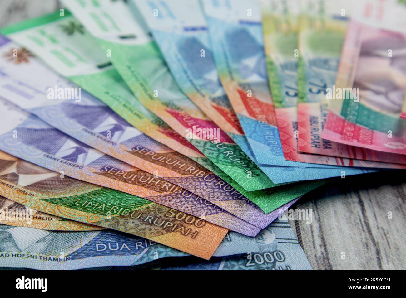 Neue Serie von Rupien-Banknoten. Rupiahwährung aus Indonesien als Zahlungsmittel für Waren und Dienstleistungen Stockfoto