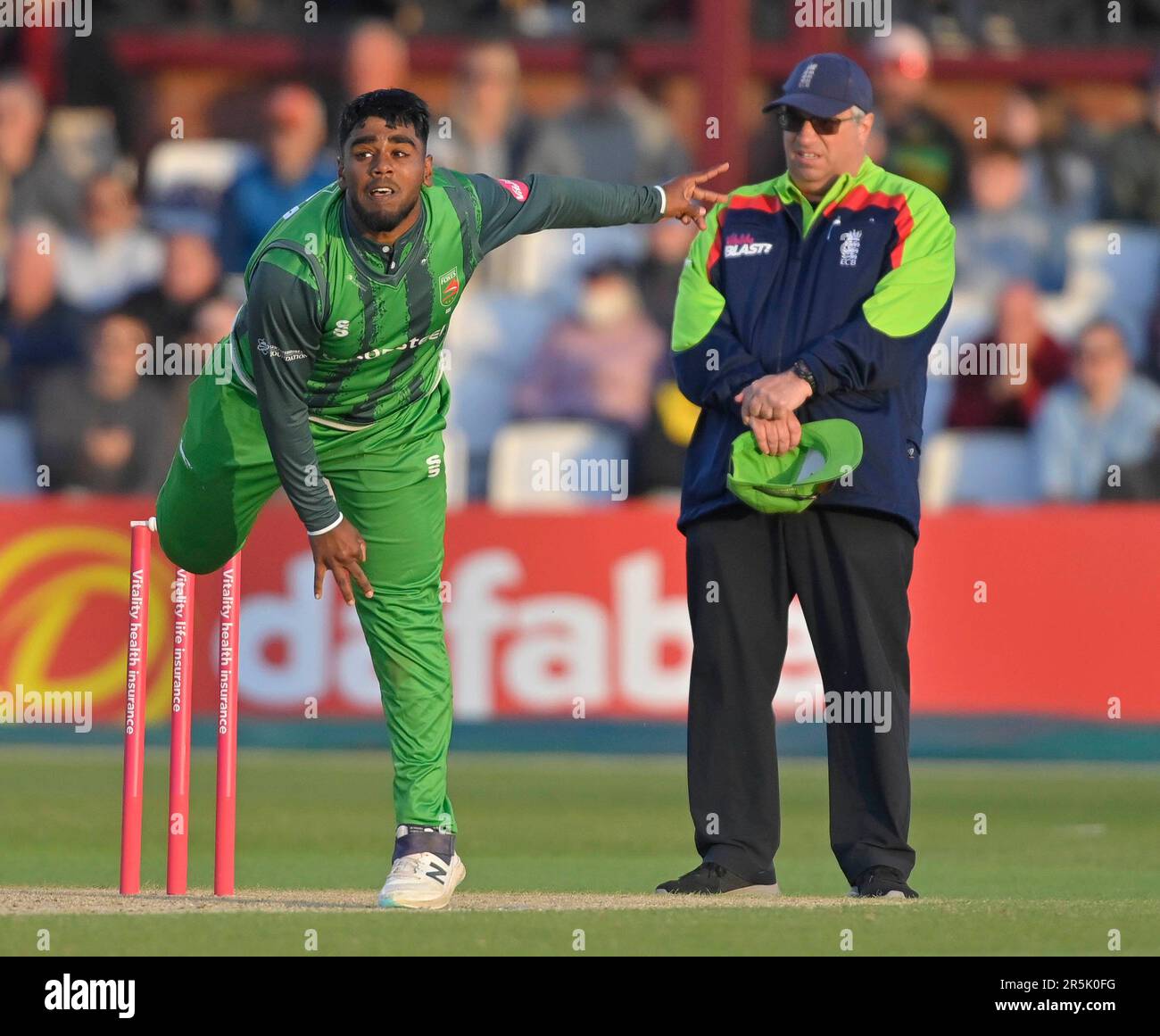 Northampton Juni 2 : Rehan Ahmed von LEICESTERSHIRE-FÜCHSEN während des Vitality T20 Blast Match zwischen Northamptonshire Steelbacks und LEICESTERSHIRE-FÜCHSEN am County Ground Northampton am 2. Juni 2023 Northampton England . Stockfoto