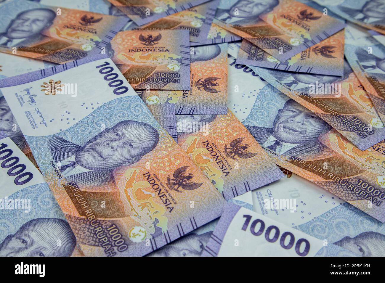 10.000 Rupien, eine neue Serie von Rupien-Banknoten. Rupiahwährung aus Indonesien als Zahlungsmittel für Waren und Dienstleistungen. Stockfoto