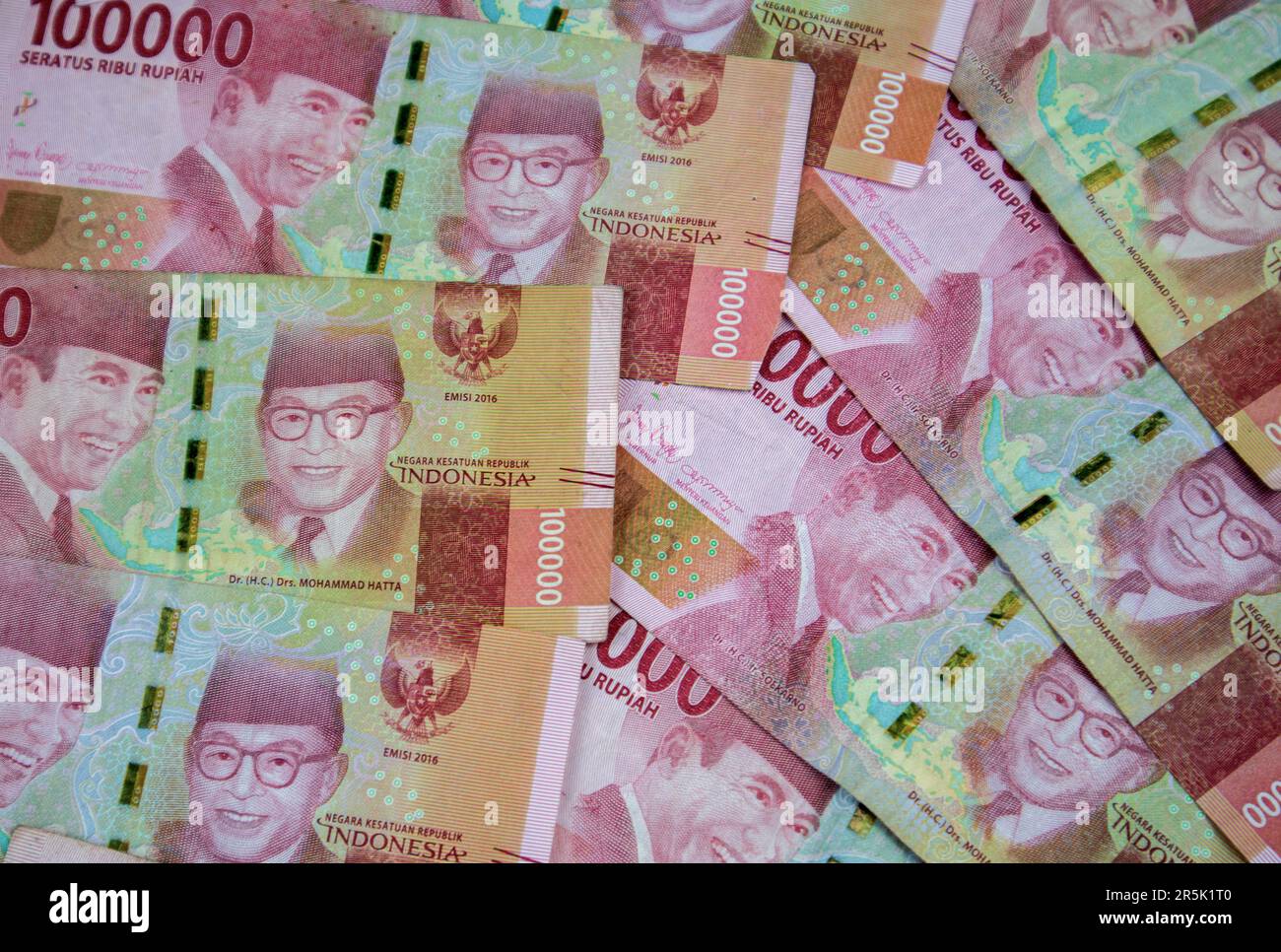 100,000 Rupien. Rupiahwährung aus Indonesien als Zahlungsmittel für Waren und Dienstleistungen. Stockfoto