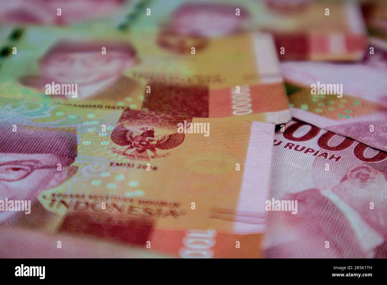 100,000 Rupien. Rupiahwährung aus Indonesien als Zahlungsmittel für Waren und Dienstleistungen. Stockfoto