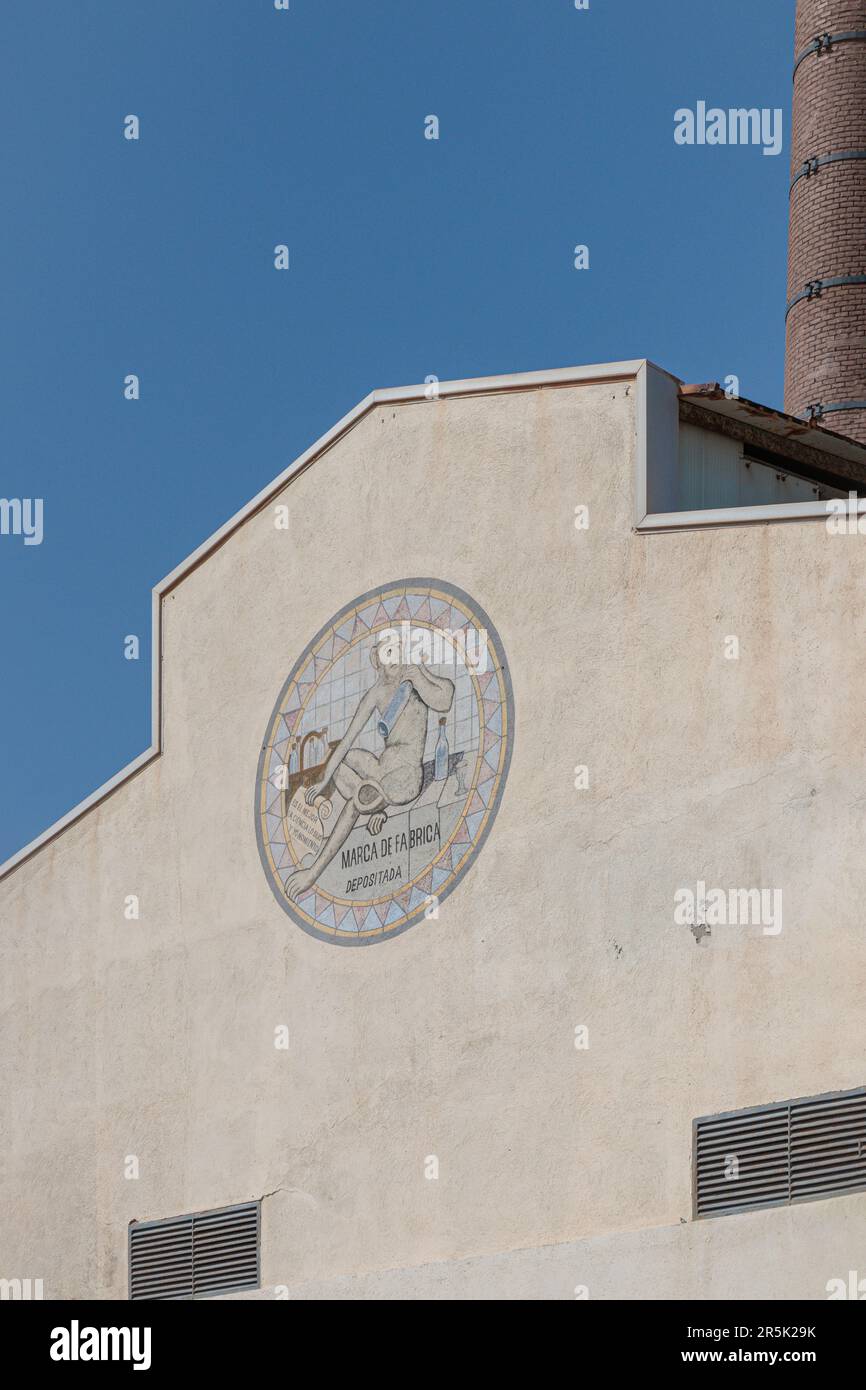 BADALONA, SPANIEN – 29. MÄRZ 2021: Bau der Fabrik „Anis del Mono“ mit dem Logo. Stockfoto