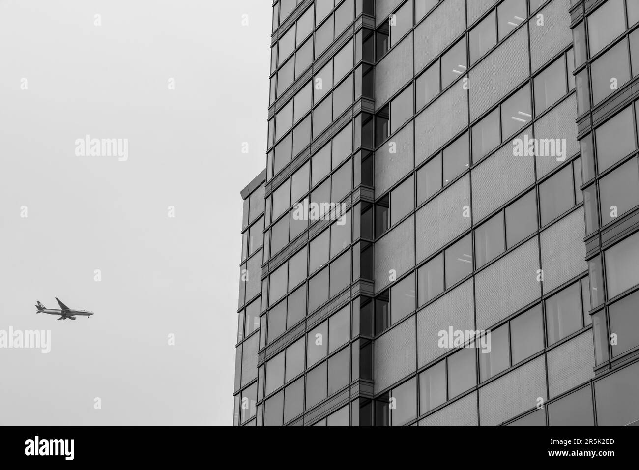 EIN KOMMERZIELLES FLUGZEUG ÜBER TOKIO Stockfoto