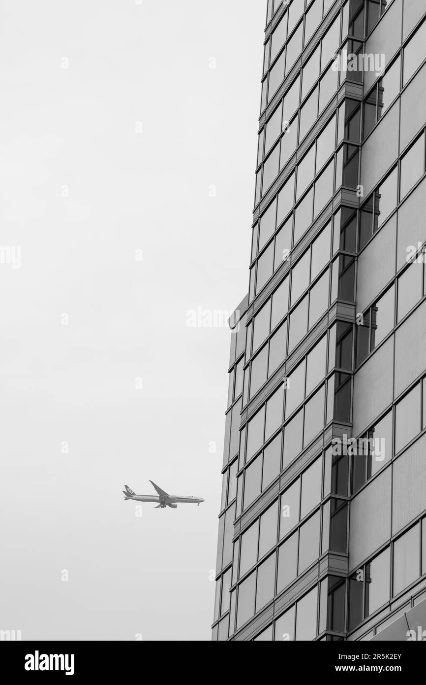 EIN KOMMERZIELLES FLUGZEUG ÜBER TOKIO Stockfoto