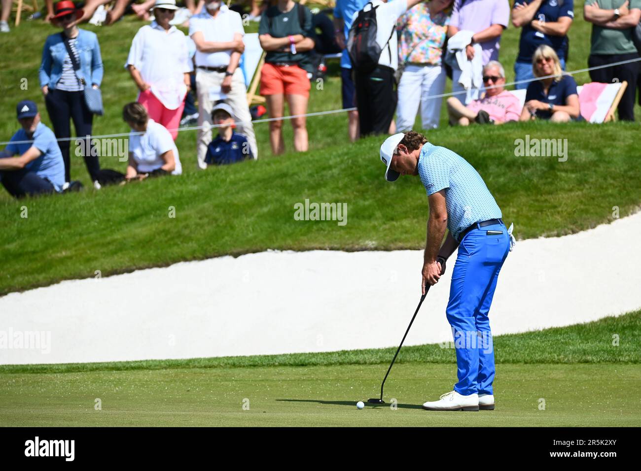 04. Juni 2023, Niedersachsen, Winsen (Luhe): Golf: Europatour, Porsche European Open, Singles, Männer, 4. Runde, Green Eagle Golfplätze in der Nähe von Hamburg. Freddy Schott gibt den Ball. Foto: Jonas Walzberg/dpa Stockfoto